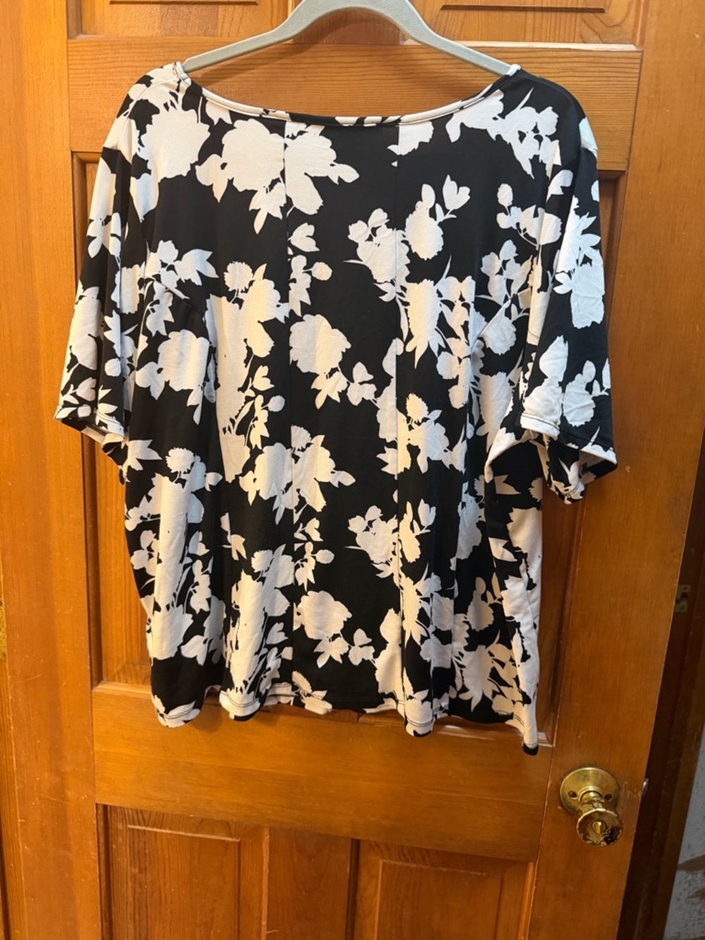 Zac & Rachel Black and White Floral Scoop Neck Short Sleeve Tee - Picture 4 of 6